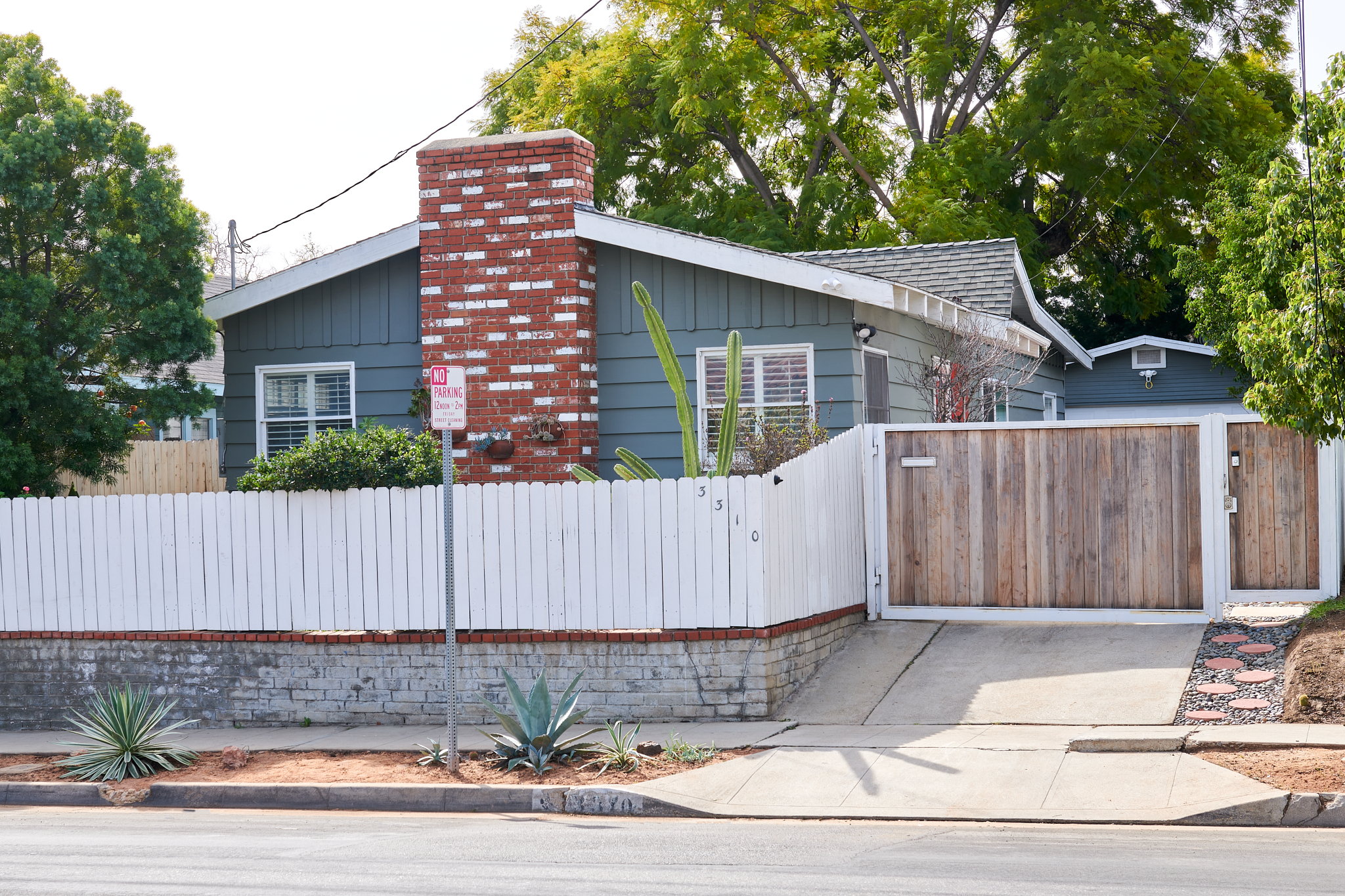 Exterior photo of London Street entering driveway