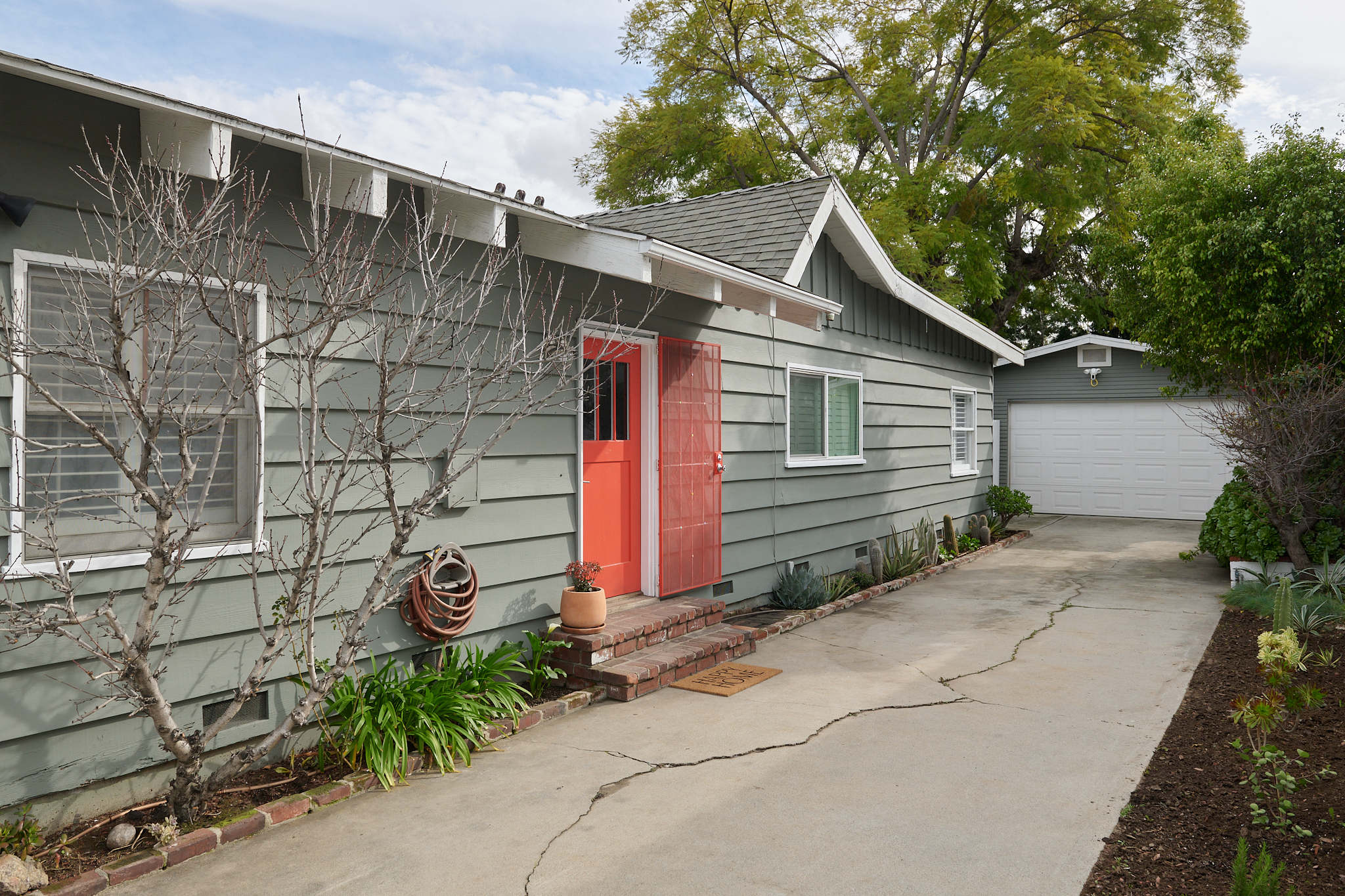 Exterior photo of London Street entering driveway